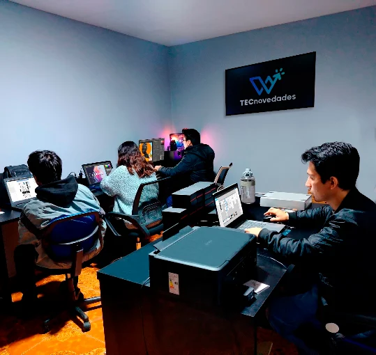 Equipo de TECnovedades trabajando en su oficina en Los Olivos